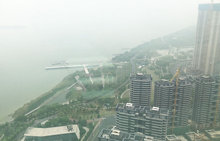 恒力集團(tuán)蘇州灣中心機(jī)房浮筑地臺(tái)施工選用金諾橡膠減振器案例！