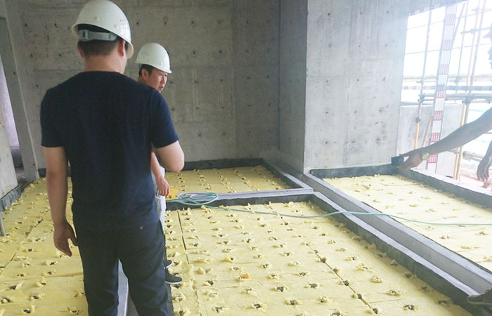 恒力集團(tuán)蘇州灣中心機(jī)房浮筑地臺(tái)施工選用金諾橡膠減振器案例！